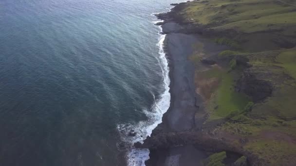 Волны Разбиваются Берегу Вдоль Черного Побережья — стоковое видео