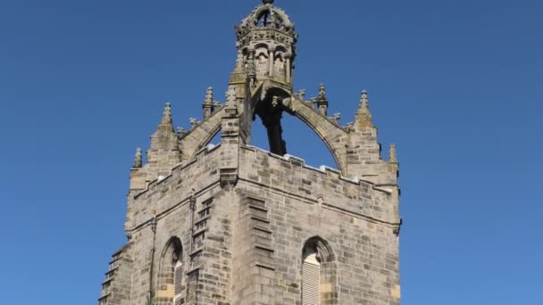 Kings College Chapel Corona Torre Pan Abajo Con Cielo Azul — Vídeo de stock