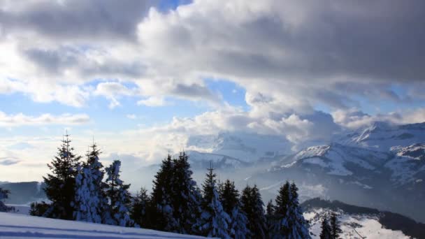 프랑스 알프스 산맥에 정상을 햇살을 받으며 빠르게 움직이는 구름을 Arly — 비디오