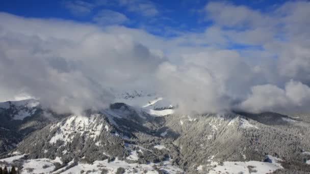 Time Lapse Paesaggio Montano Invernale Con Nuvole Ondulate Cime Alpine — Video Stock