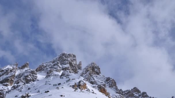 Zeitraffer Der Zeigt Wie Sich Wolken Winter Über Einen Berggipfel — Stockvideo