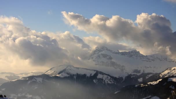 Fransız Alplerinde Karla Kaplı Dağların Üzerinde Akşam Işığında Bulut Hareketlerini — Stok video