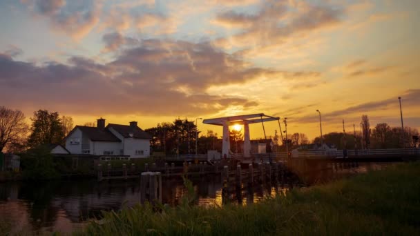 オランダ エンブレゲの小さな村での日没の経過 4月中旬 暖かい日 まだ寒い夜 — ストック動画