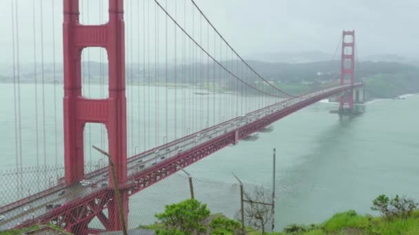 雨と霧の日にサンフランシスコのゴールデンゲートブリッジ — ストック動画