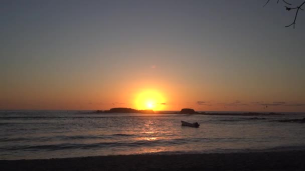 Lugn Och Fridfull Solnedgång Punta Mita Mexiko Med Fiskebåt Som — Stockvideo