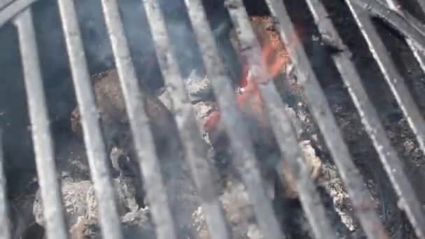 Kamera Obracać Się Zewnątrz Grill Bary Zbliżenie Pokazujące Płomienie Dym — Wideo stockowe