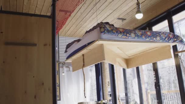 Lit Funky Abaisse Plafond Dans Chalet Écologique — Video