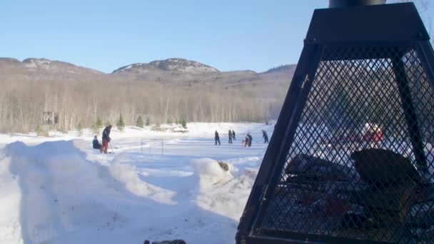 Сім Грає Хокей Замерзлому Озері Під Час Пожежі — стокове відео