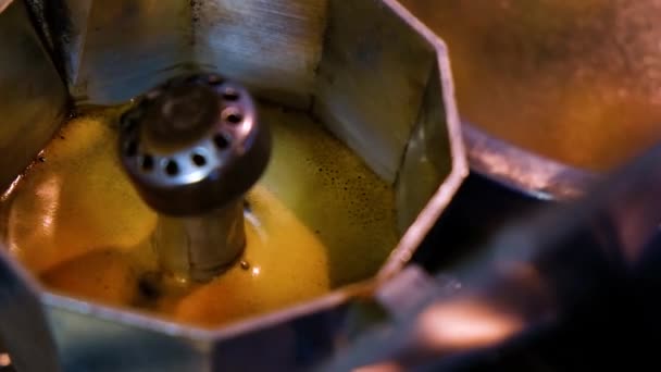传统的煮咖啡特写慢动作 — 图库视频影像