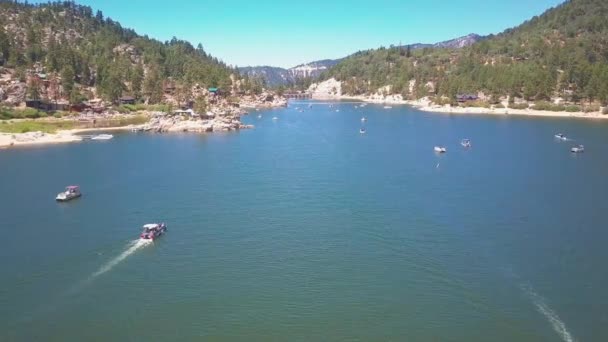 Nagranie Lotu Drona Nad Jeziorem Big Bear Mijające Łodzie Poniżej — Wideo stockowe