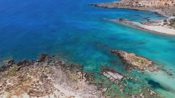 一个岛上天堂的史诗般的航拍镜头 岛上有一个奇异的白色沙滩 Elafonisse Crete — 图库视频影像