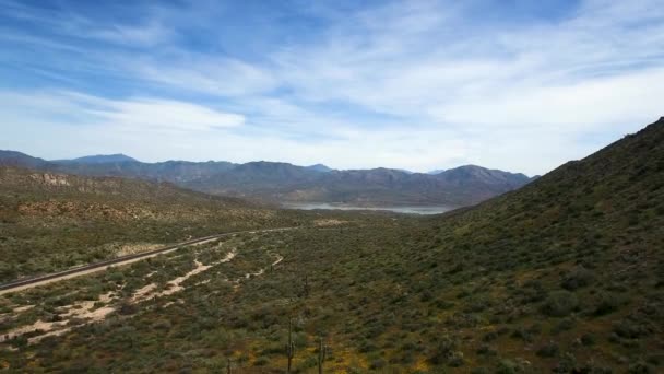 Tirón Aéreo Hacia Atrás Para Revelar Las Laderas Las Montañas — Vídeos de Stock