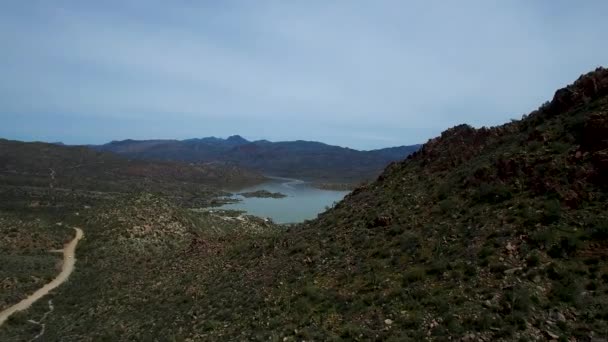 Aérea Montaña Del Desierto Revelan Bartlett Lake Marina Tonto National — Vídeo de stock