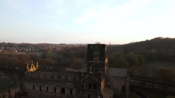 阳光春日黎明时分柯克斯登修道院与太阳的空中跟踪镜头 — 图库视频影像