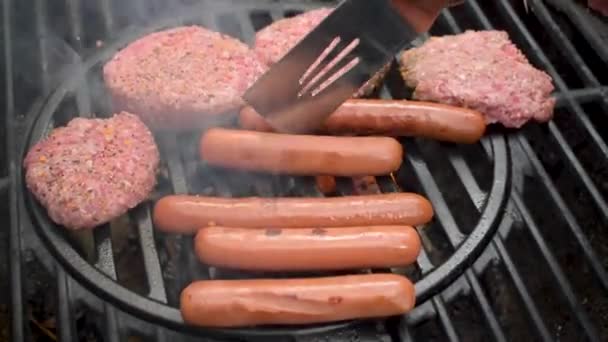 户外烧烤特写镜头 如调味牛肉汉堡包 汉堡包和热狗等 都会被烟熏得面红耳赤 — 图库视频影像
