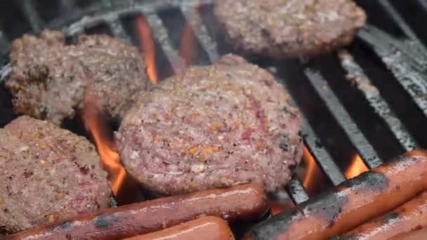 Outdoor Grill Closeup Seasoned Beef Hamburger Patties Hot Dogs Cook — Stock Video