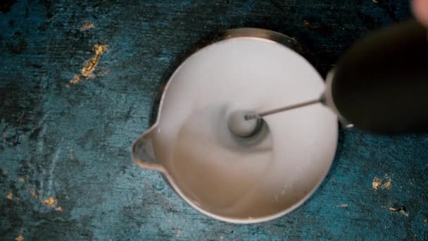 Сливки Сверху Вид Кофе Электрическим Молоком Frother Палку Смешивая Молоко — стоковое видео
