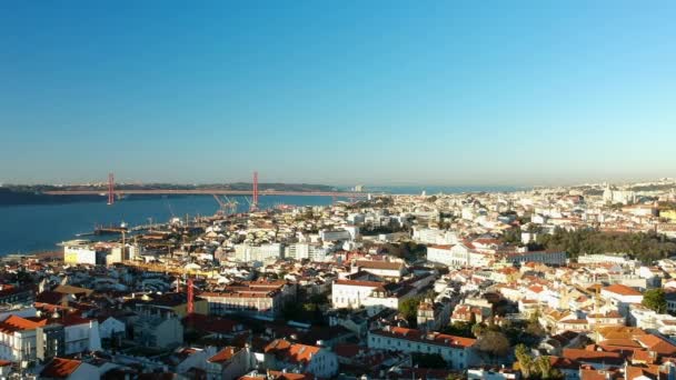 葡萄牙里斯本 以著名的桥Ponte Abril和Cristo Rei为背景的Lisbon市空中景观 — 图库视频影像