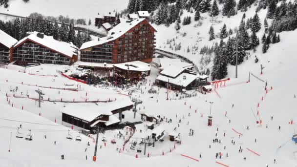 Timelapse Des Remontées Mécaniques Des Skieurs Mottaret Dans Les Vallées — Video