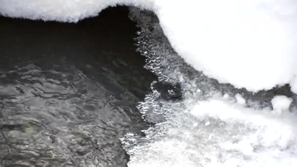 측면을 얼음으로 흐르는 흐르는 시간의 — 비디오