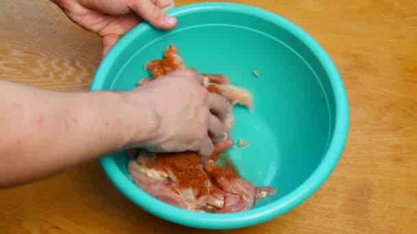 シェフが攪拌し 生の鶏を拾う — ストック動画