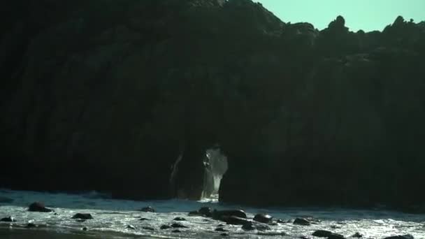 浪涌进费尔弗海滩拱门的洞口 慢动作 白天拍摄的镜头 — 图库视频影像