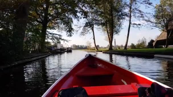 Imagens Câmera Lenta Bordo Pequeno Barco Que Atravessa Canal Rio — Vídeo de Stock