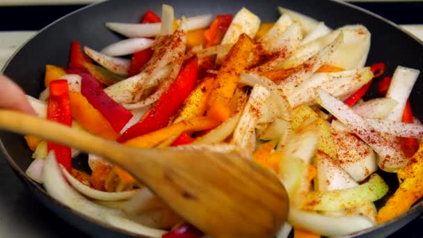 Paprika Und Zwiebeln Werden Einer Pfanne Gerührt — Stockvideo