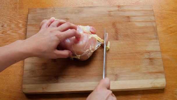Persona Corta Grasa Pechuga Pollo Con Cuchillo Cocina — Vídeos de Stock