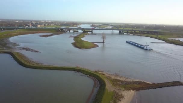 オランダの4Kで橋に近づくボートのドローン映像 — ストック動画