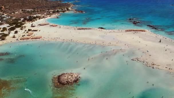 希腊克里特岛的Elafonissi海滩的史诗式空中拍摄 — 图库视频影像