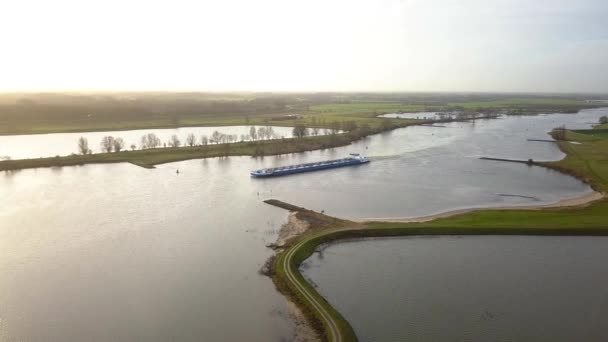 オランダの4Kで川や運河を渡る船のドローン映像 — ストック動画