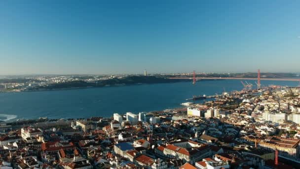 里斯本市和葡萄牙Tejo河的空中景观 — 图库视频影像