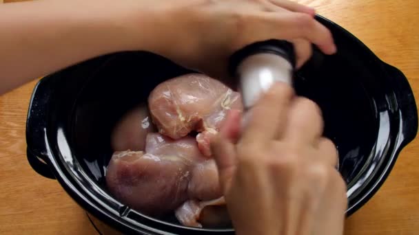 Pollo Crudo Añade Una Olla Cocción Lenta Sazonado — Vídeos de Stock