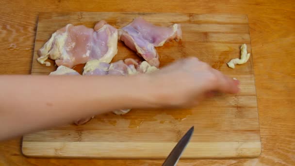 Cocinar Recorta Grasa Los Muslos Pollo — Vídeo de stock