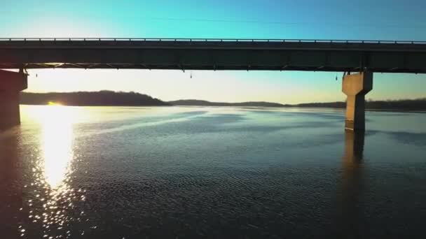 Bei Sonnenaufgang Unter Einer Brücke Fliegen — Stockvideo