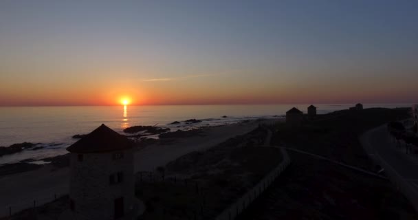 4K高空拍摄海岸附近的风车 露出美丽的落日 — 图库视频影像