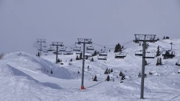 Time Lapse Télésiège Avec Nuage Mouvant Dans Les Alpes Françaises — Video