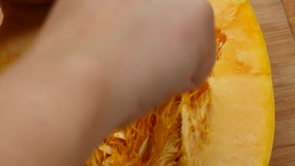 人はスパゲティスカッシュの中心種を削除 — ストック動画