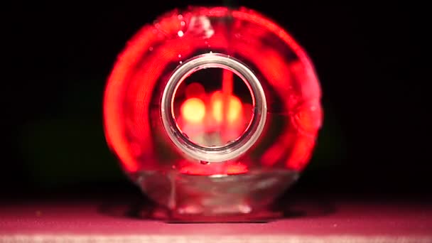 Crea Movimento Dell Acqua Fuori Dalla Bottiglia Con Luce Rossa — Video Stock