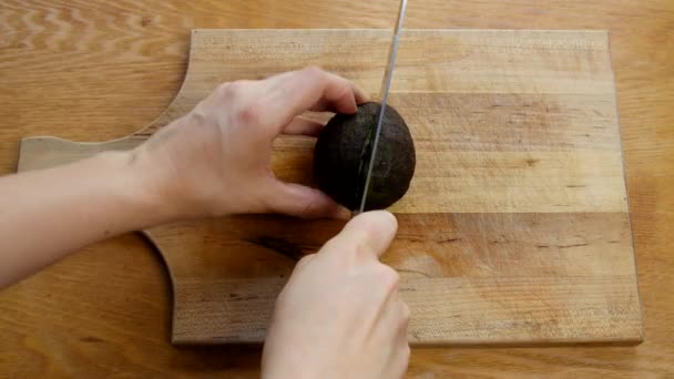 Hand Snijden Door Avocado — Stockvideo