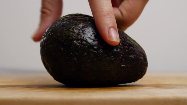 Een Avocado Opensnijden Met Een Mes — Stockvideo