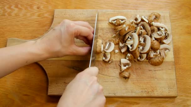 家里的厨师把一些蘑菇切成片 — 图库视频影像