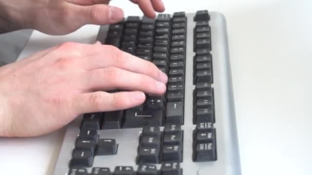 Homem Digitando Teclado Computador — Vídeo de Stock