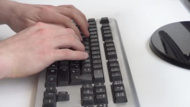 Homem Digitando Teclado Computador — Vídeo de Stock