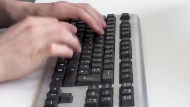 Homem Digitando Teclado Computador — Vídeo de Stock