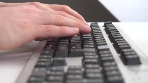 コンピューターのキーボードを入力する男 — ストック動画