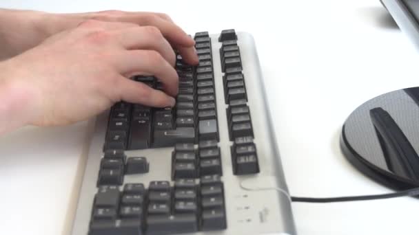Чоловік Вводить Клавіатурі Комп Ютера — стокове відео