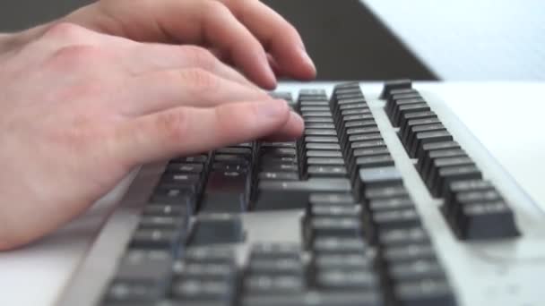 コンピューターのキーボードを入力する男 — ストック動画