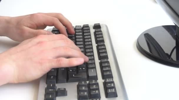 Hombre Escribiendo Teclado Computadora — Vídeo de stock